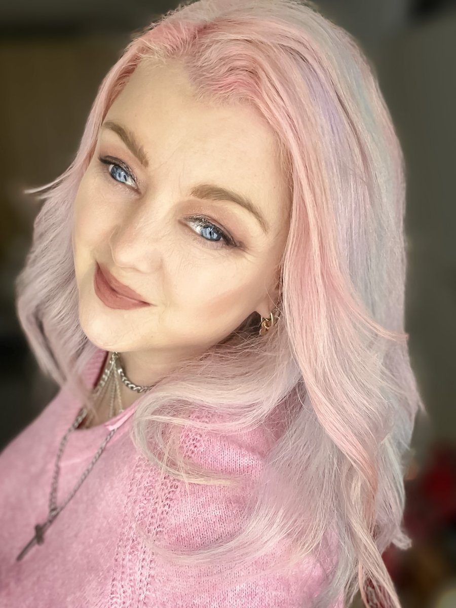 ByEstrella's tweet photo. Vandaag een poging gedaan om bij daglicht een betere foto te maken van m'n nieuwe haarkleur(en). Er zit roze in, paars (lila) en lichtblauw
#selfie #pastel #haarkleuring #kapper #happyhair https://t.co/caILePWYMN