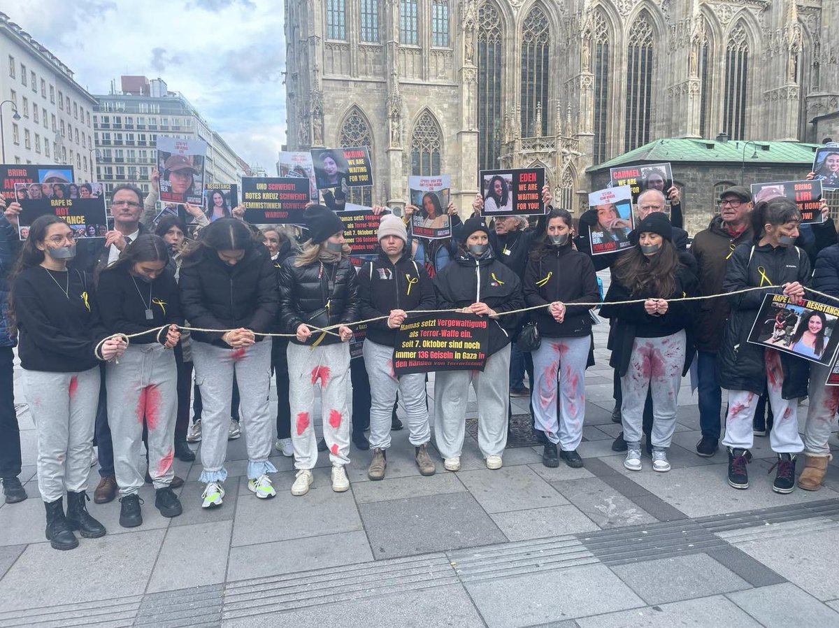 IsraelinAustria's tweet photo. Heute nahm unser Konsul @EdriHerzel an einer Kundgebung auf dem Stephansplatz teil, bei der die sofortige und bedingungslose Freilassung aller Hamas-Geiseln gefordert wurde. Gleichzeitig erinnerten Sie dabei auch an die von den Hamas Terroristen brutal vergewaltigten israelischen Frauen.

#BringThemHomeNow @bringhomenow