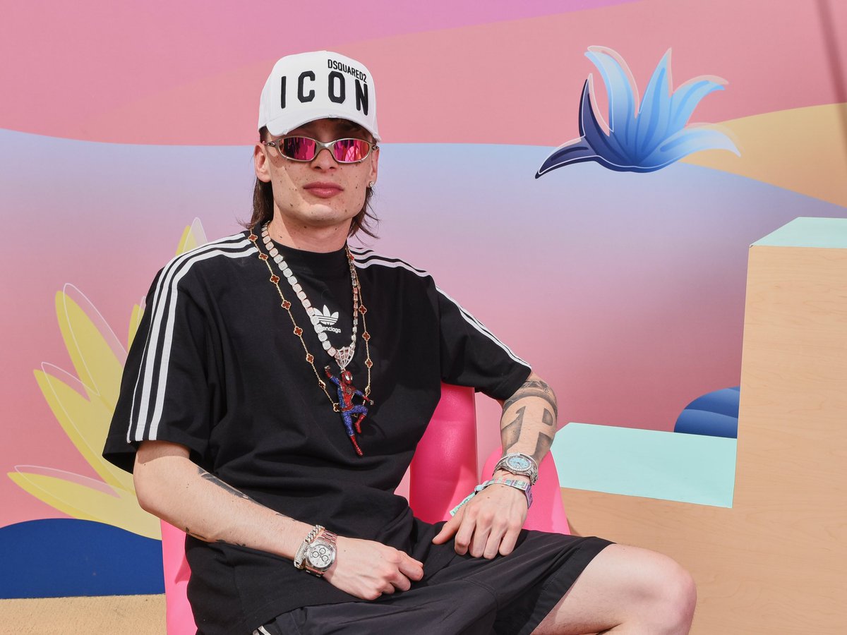 mikemaquinadel's tweet photo. El licenciado Peso Pluma tiene rabiando a toda Argentina. Ya se despachó a Nicki Nicole. https://t.co/EB6CpItNxT