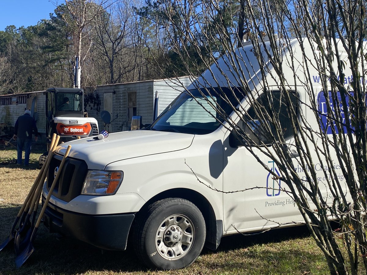 CathCharDoR's tweet photo. Volunteers making News! A huge thanks to the @BorderBeltIndependence for showing how AmeriCorps NCCC volunteers are #ProvidingHelp and #CreatingHope with #CatholicCharities for our neighbors struggling to recover from past hurricanes.https://t.co/WYLeM6ruhh https://t.co/Swivtf90BU