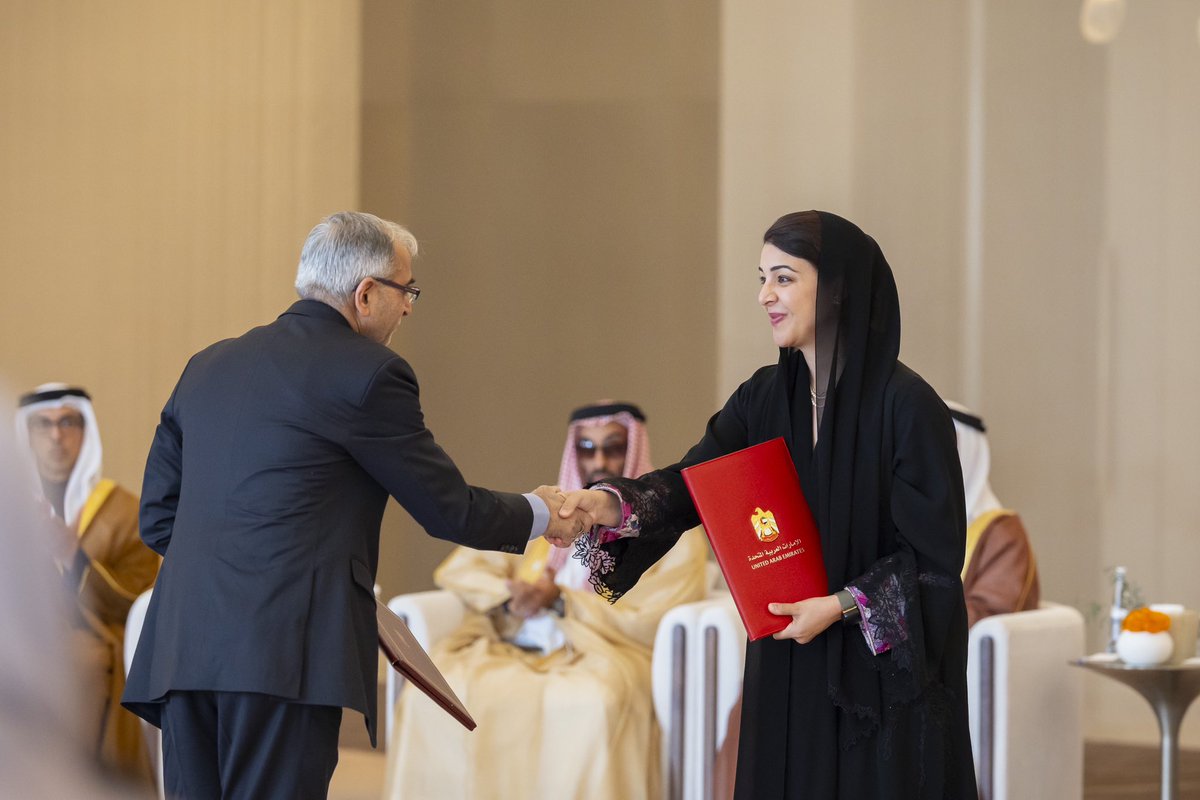 MohamedBinZayed's tweet photo. التقيت دولة ناريندرا مودي في أبوظبي، حيث بحثنا العلاقات الثنائية وما تشهده من تطور نوعي في مجالات الاقتصاد والاستثمار والتجارة والطاقة والتكنولوجيا وغيرها. لقاءاتنا المتواصلة تجسد حرصنا المشترك على دفع الشراكة الإستراتيجية بين الإمارات والهند إلى الأمام لخدمة أهداف التنمية في البلدين وبناء مستقبل أفضل لشعبيهما.