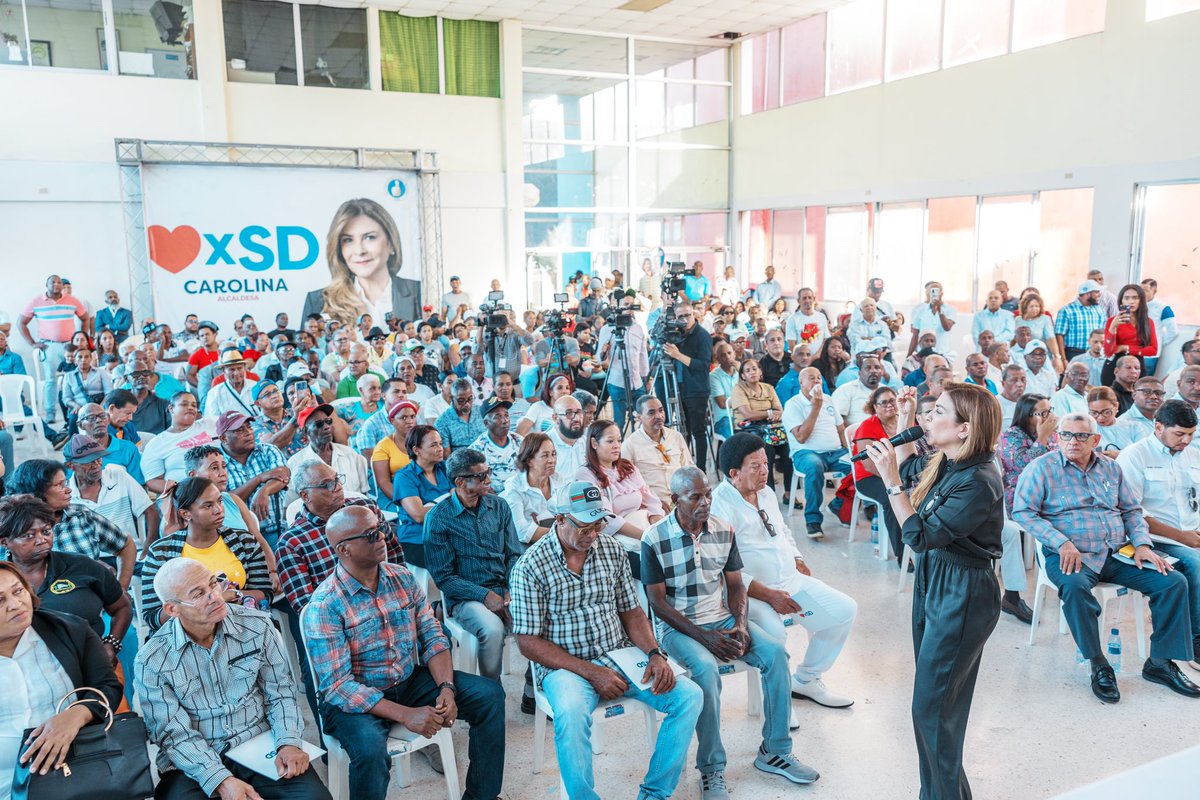 CarolinaMejiaG's tweet photo. Mi compromiso con los capitaleños es trabajar para dignificar, llevarles bienestar y procurar que tengan las mejores condiciones que merecen. 

Gracias Pepe Abreu, Jacobo Ramos, Gabriel del Río y las centrales sindicales por el gran respaldo. ¡Seguiremos transformando a SD! https://t.co/Ml69hYYSuW