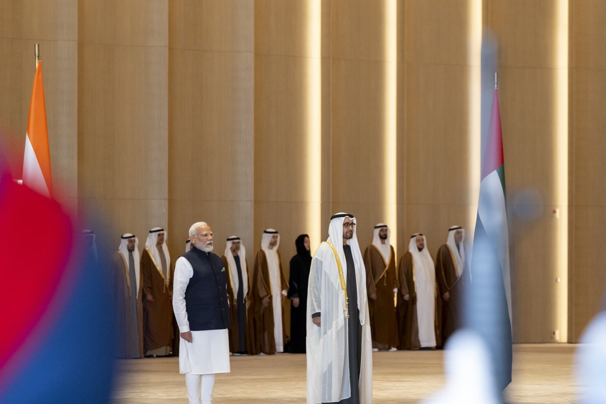 MohamedBinZayed's tweet photo. आज मैंने अबू धाबी में भारतीय प्रधानमंत्री श्री नरेन्द्र मोदी से मुलाकात की, जहाँ हमने अर्थव्यवस्था, निवेश, व्यापार, ऊर्जा और प्रौद्योगिकी जैसे विभिन्न क्षेत्रों में द्विपक्षीय संबंधों को आगे बढ़ाने के तरीकों पर चर्चा की। संयुक्त अरब अमीरात और भारत द्विपक्षीय रणनीतिक साझेदारी विकसित करने की उत्सुकता से एकजुट हैं। इसका उद्देश्य आगे की प्रगति हासिल करना और हमारे लोगों के लिए बेहतर भविष्य का निर्माण करना है।