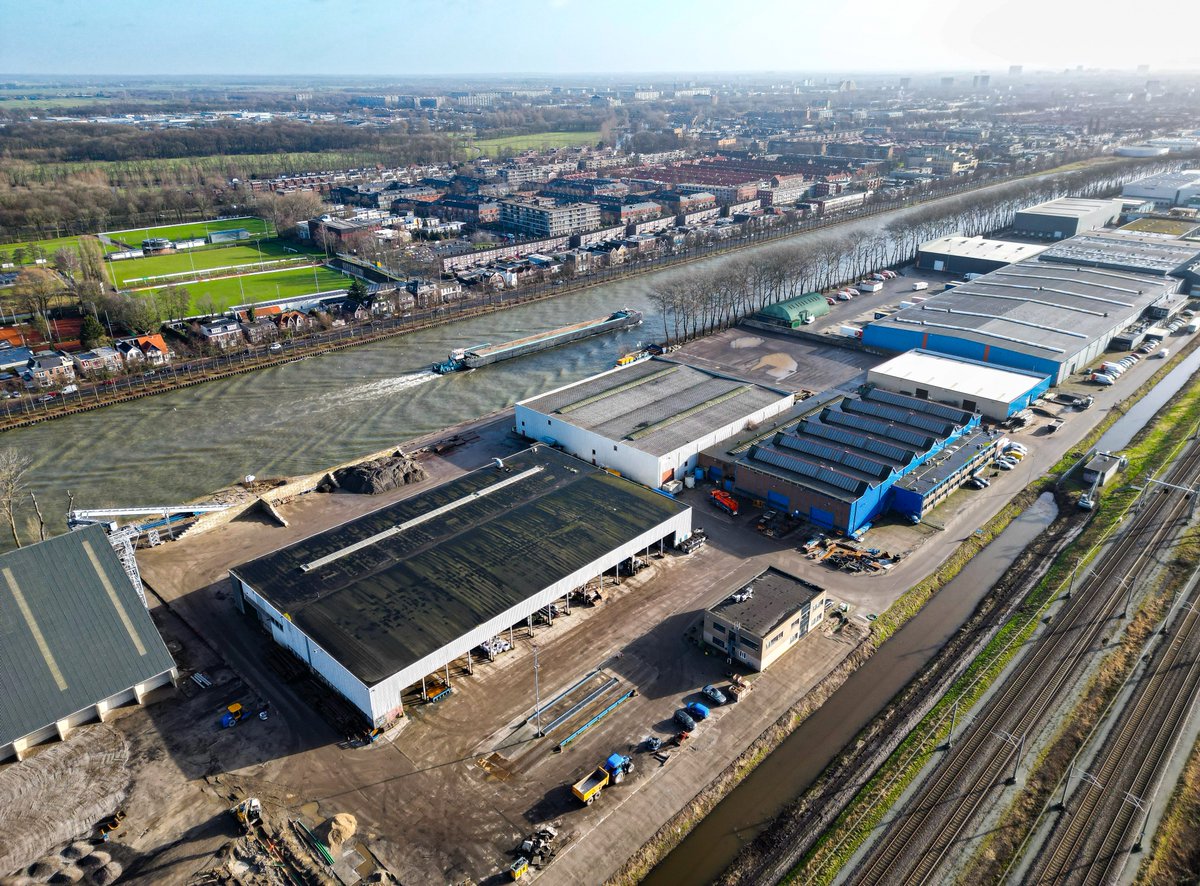 Stoeptegels, speeltoestellen, lantaarnpalen: wanneer we straten opnieuw inrichten, gooien we ze niet weg. Utrecht krijgt een grondstoffendepot waar materialen uit de openbare ruimte een tweede leven kunnen krijgen.👉direc.to/kVPf