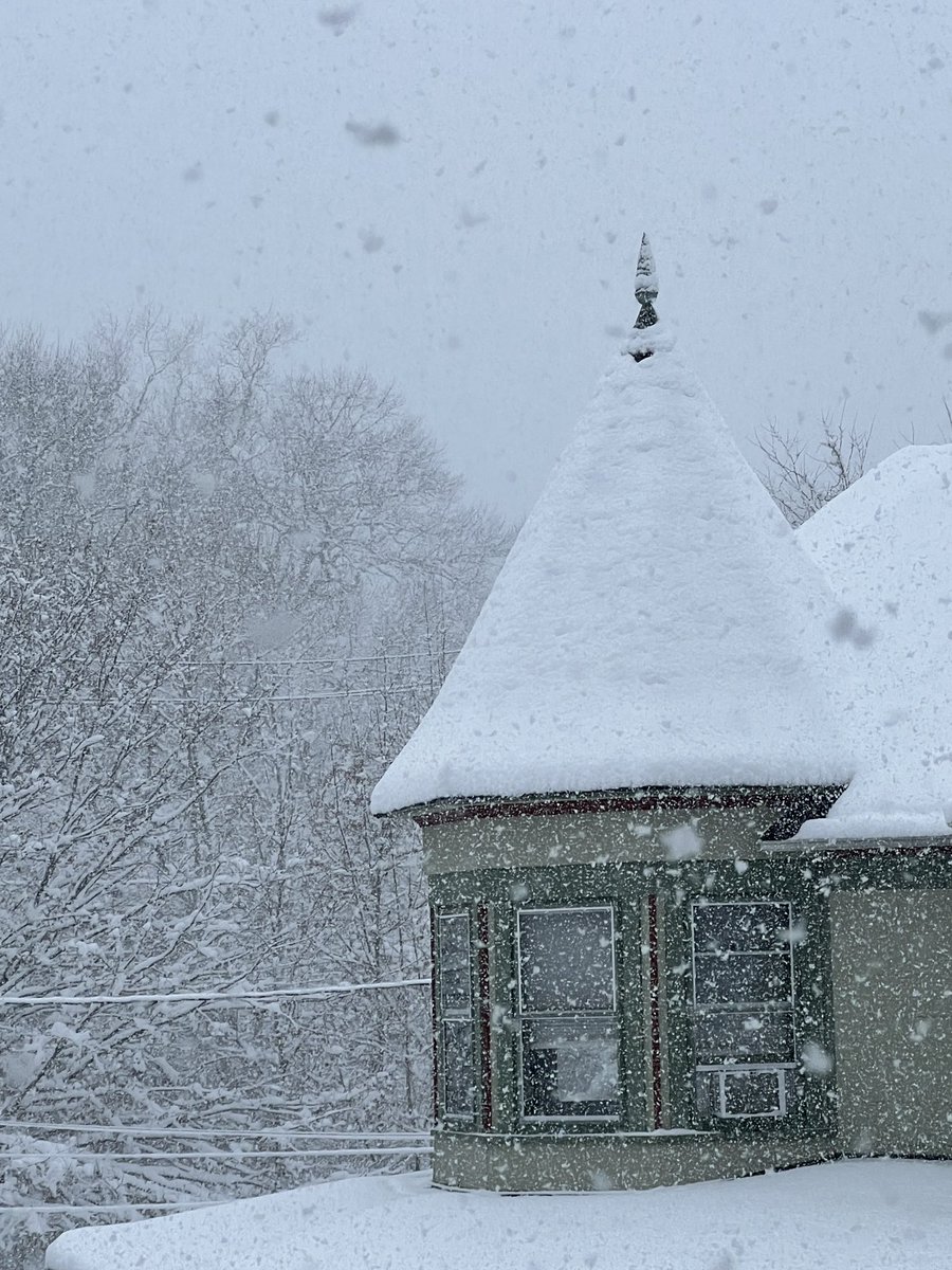 NoBuzzJoe's tweet image. Heavy snow right now. Ramsey, NJ.

First snowblower pass was 4-5” and by the time I was done less than an hour later, another 2” or so had fallen where I cleared. 

Great storm. Snow is heavy but at least no sleet or frz rain!

@nynjpaweather 
@NWSNewYorkNY 
#njwx