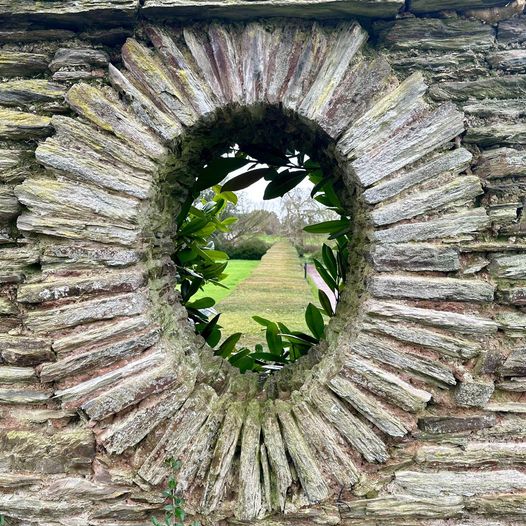 Is anything quite so pleasing as a freshly cut yew hedge...perhaps one viewed through this Lutyens designed window?

#gardeninspiration #somerset #hestercombe #hestercombegardens #edwinlutyens