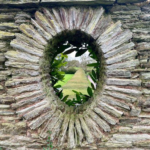 HestercombeGdns's tweet photo. Is anything quite so pleasing as a freshly cut yew hedge...perhaps one viewed through this Lutyens designed window?
#gardeninspiration #somerset #hestercombe #hestercombegardens #edwinlutyens https://t.co/QCuBYqcAEW