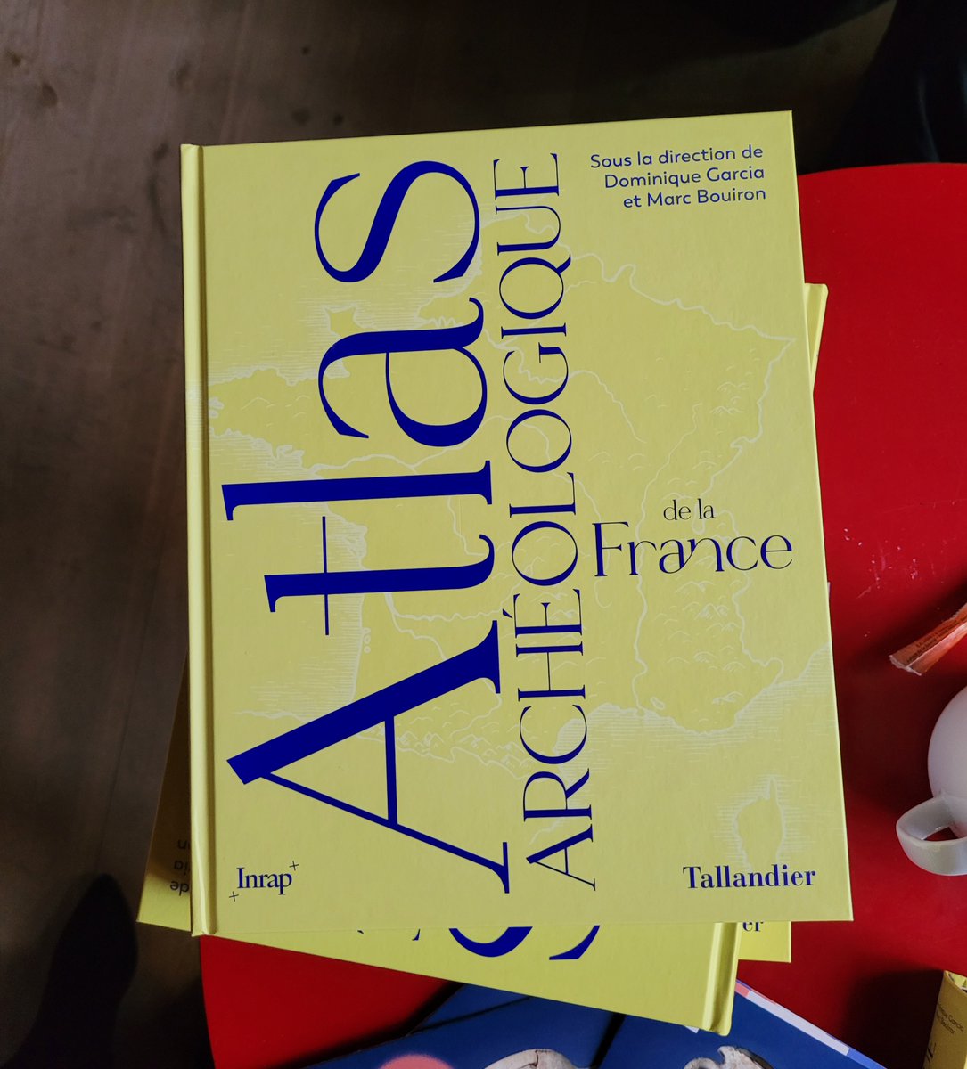 📗 L'Atlas archéologique de la France est à nouveau disponible en librairie ! Retour sur un succès éditorial à travers une sélection de cartes et d'entretiens avec les directeurs d'ouvrages et des auteurs 👉 inrap.fr/l-atlas-archeo…