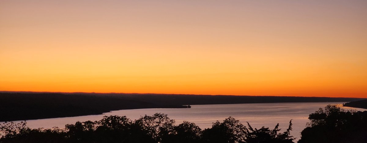 Snowbound on the East Coast? 🥶What a great day to think about moving to Ithaca & enjoy glorious sunsets over the Finger Lakes! Just 2 days left to apply for our family business / entrepreneurship position at the @Cornell SC Johnson College of Business: academicjobsonline.org/ajo/jobs/27093