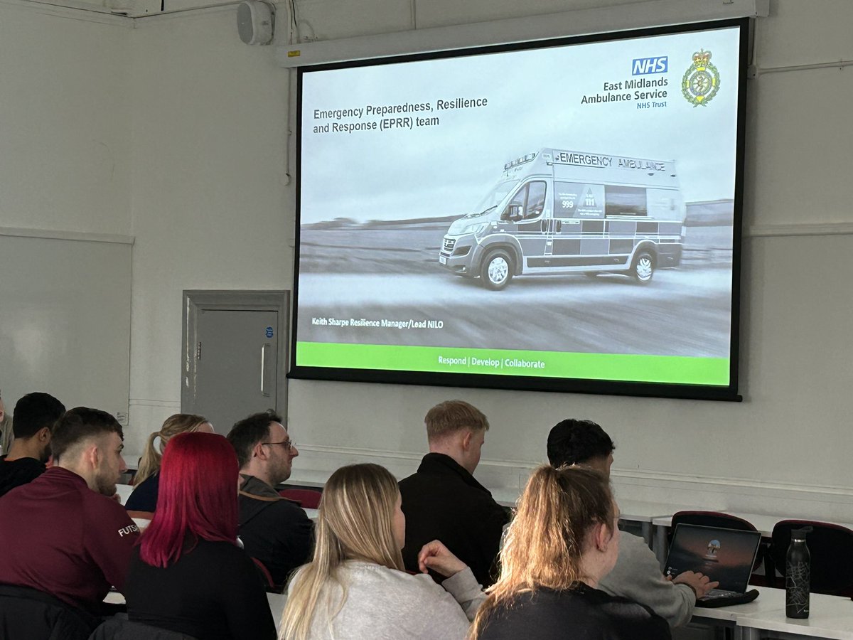 Yesterday half our 3rd yr #studentparamedics had 2 great sessions, @jakeballa70 of @YorksAmbulance with Mental Health complexities & then Keith from @EMASNHSTrust sharing knowledge surrounding Major incidents & #MassCasualty incidents. Thanks for supporting our students learning