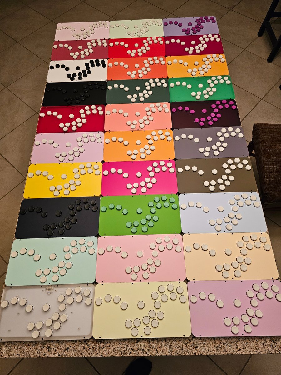 CubsAZ's tweet image. My biggest batch of Oblongs yet! I have 30 unique designs for @Genesis_Smash this weekend so make sure to swing by the @RectangleCorner booth and say hi!