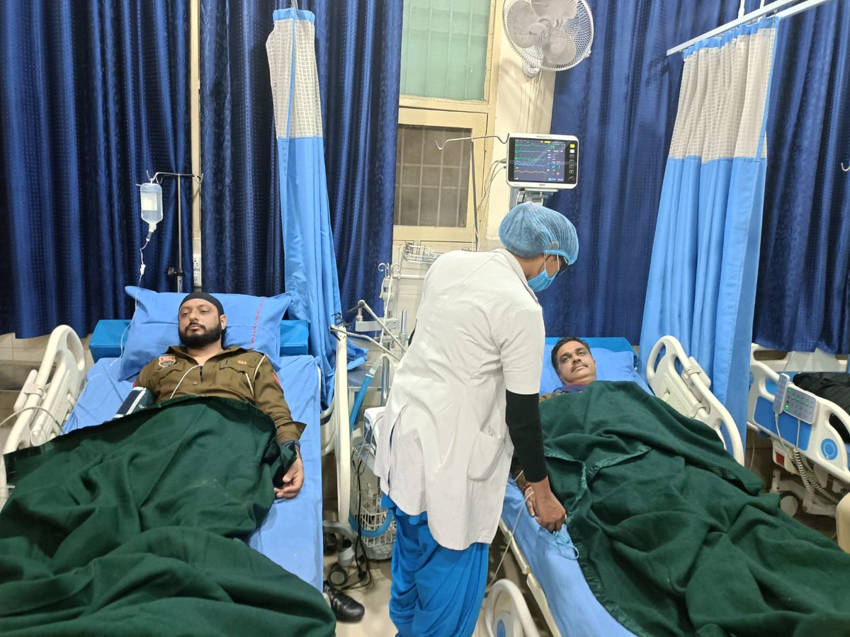 प्रदर्शनकारियों ने ट्रेक्टर-ट्राली और हथियारों से लैस होकर पंजाब से लगते शम्भू बॉर्डर(अम्बाला)और दाता सिंह बॉर्डर(खनौरी-जींद)में धारा -144लागू होने के बावजूद बैरिकेडिंग तोड़ने का किया प्रयास।पुलिसकर्मियो पर किया भारी पथराव,24 पुलिसकर्मी घायल। <a href="/ssk303/">Shatrujeet Kapur</a> <a href="/cmohry/">CMO Haryana</a> <a href="/anilvijminister/">Anil Vij Ambala Cantt Haryana, India</a>