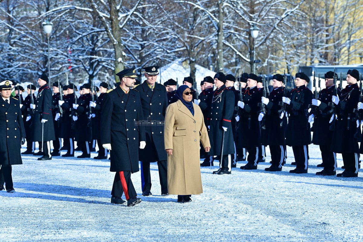 ikulumawasliano's tweet photo. Rais wa Jamhuri ya Muungano wa Tanzania Mhe. Samia Suluhu Hassan akikagua Gwaride la Heshima kabla ya kuweka shada la maua katika Mnara wa Kumbukumbu wa Taifa, Oslo nchini Norway tarehe 13 Februari, 2024. https://t.co/tdCUwKJisA