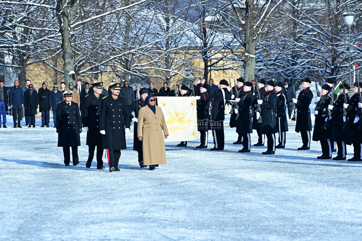 Rais wa Jamhuri ya Muungano wa Tanzania Mhe. Samia Suluhu Hassan akikagua Gwaride la Heshima kabla ya kuweka shada la maua katika Mnara wa Kumbukumbu wa Taifa, Oslo nchini Norway tarehe 13 Februari, 2024.