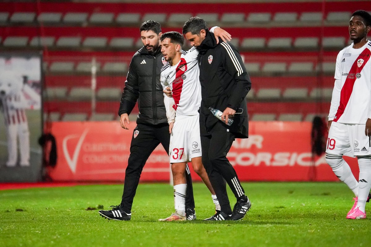 ACAjaccio's tweet image. Courage Mehdi ❤️🙏

Notre jeune milieu Mehdi Puch souffre d’une atteinte ligamentaire grave à la cheville, après avoir subi une faute durant le match de ce week-end face à l’@EAGuingamp.

Il sera écarté des terrains pour une durée de deux mois minimum, l’ensemble du club lui…