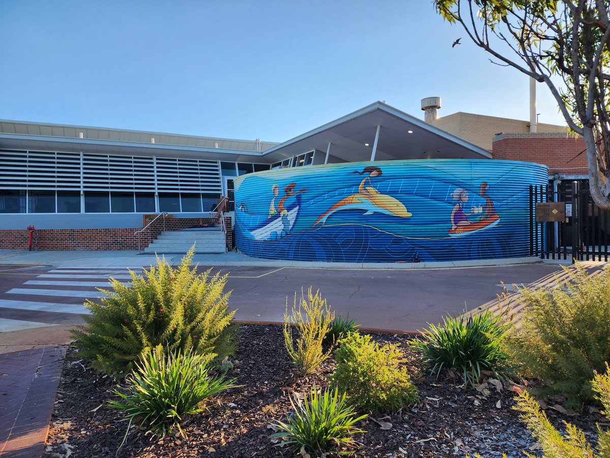 Peterryanart's tweet photo. Latest mural for @cityofbayswater
'WAVES RECREATION CENTRE'
#publicmural #perthmural https://t.co/yuphMiaK2R