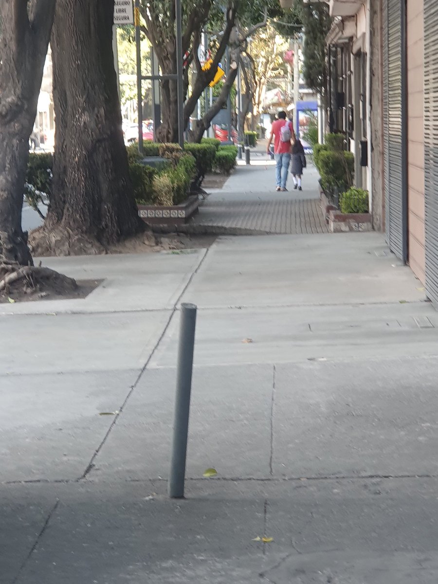 Psicoanalisis10's tweet photo. Caminando tras ellos los vi que iban brincando y con mucha risa, la lleva a la escuela acompañada de complicidad y juego. #paternando @psi_jorgen https://t.co/5zGelo45eO