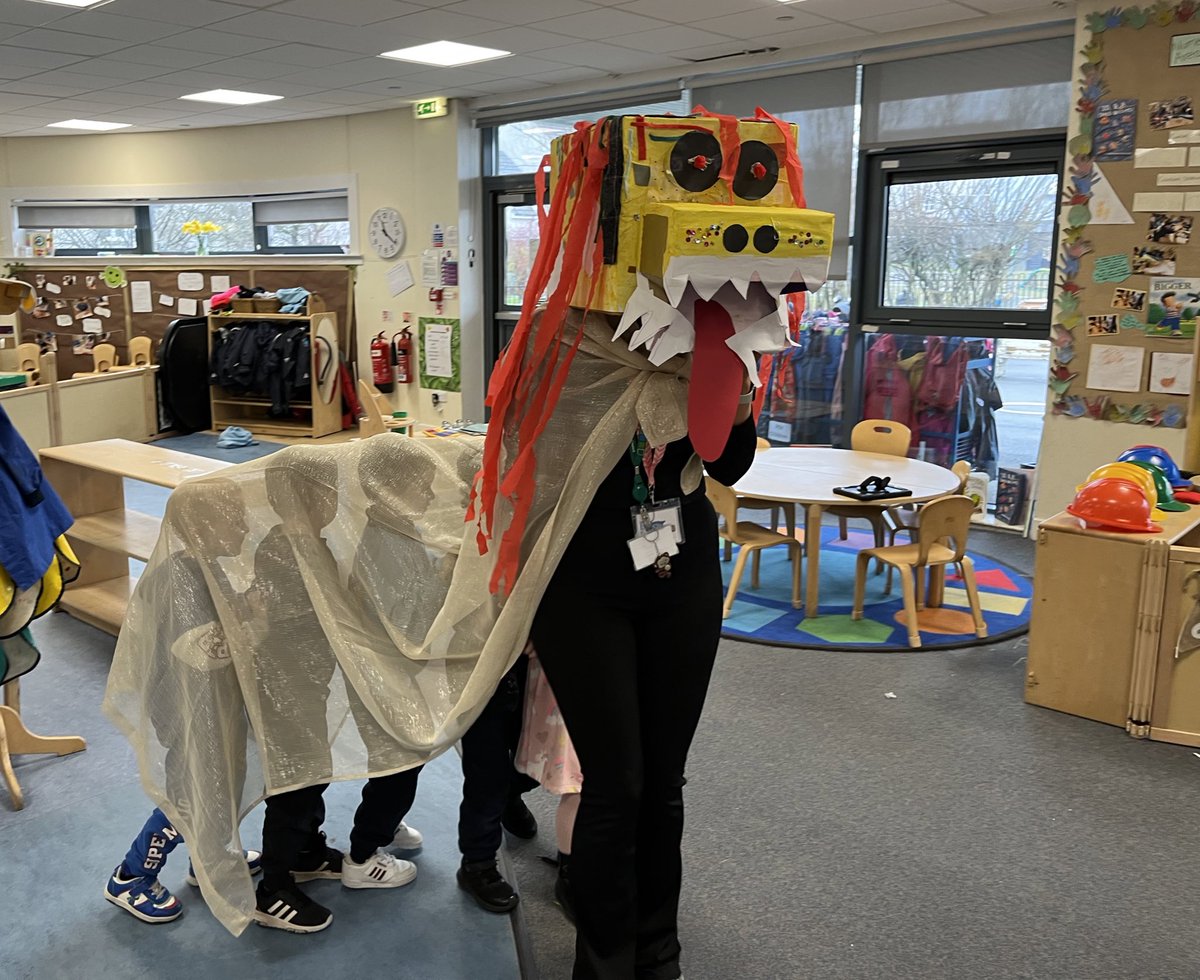 At nursery we have been celebrating and learning all about Chinese new year. Lots of fun as we took part in our very own dragon dance through the school, tasting yummy chinese food and investigating a range of Chinese symbols 🇨🇳🐉