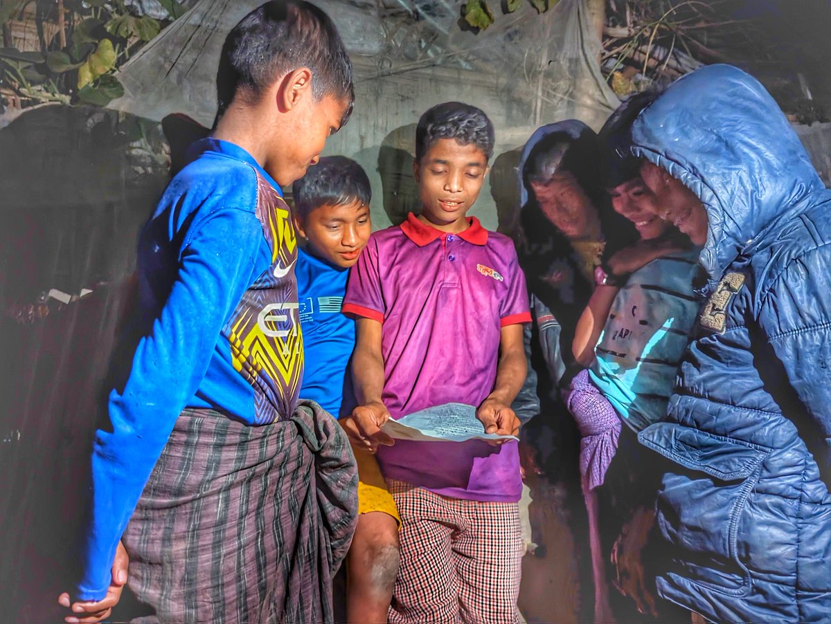 RohingyaMakzin's tweet photo. A Class 7 student from #CommunityLedSchool in the #Rohingya Camp is sharing knowledge with his friends under the night sky by the roadside. He is sharing what he noted when his history teacher explained the history of the Arakan State, Myanmar.
#RohingyaStudent
πΈ @hairu_bm https://t.co/CTqx0ETkGv