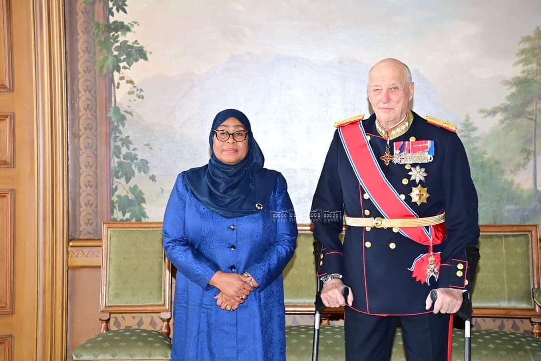 Rais wa Jamhuri ya Muungano wa Tanzania Mhe. Samia Suluhu Hassan akiwa kwenye picha ya pamoja na Mfalme Harald V wa Norway mara baada ya kuwasili katika Kasri la Kifalme Jijini Oslo tarehe 13 Februari, 2024.