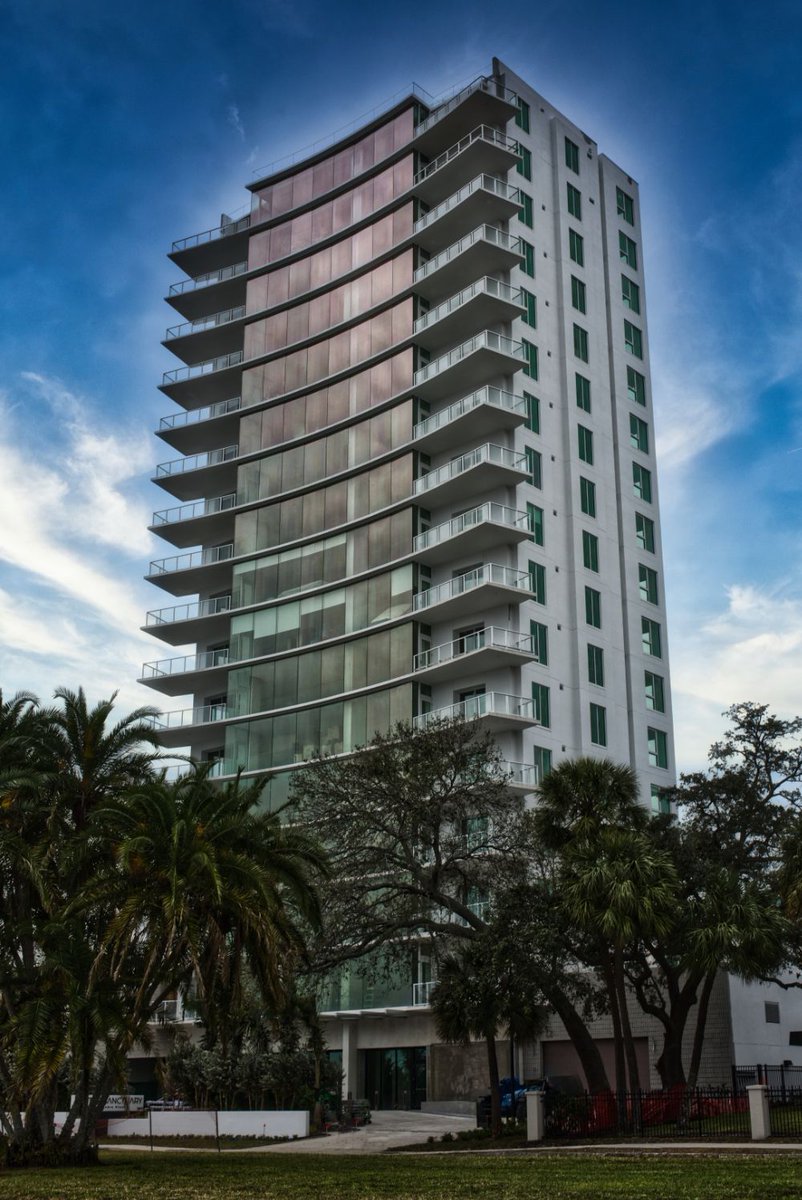 FaourGlass's tweet photo. Architectural glass offers a modern twist to building facades 🏙️ Its sleek design breathes new life into structures, reflecting the vibrancy of the surrounding environment. Embrace the future of design with the brilliance of architectural glass. #UrbanElegance #Architecture https://t.co/ChCXGwHoC3