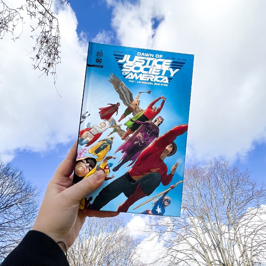 UrbanComics's tweet photo. La JSA reprend du service dans leurs nouvelles aventures Dawn of JSA à découvrir en librairie : https://t.co/oxqGkAjBlH

👉Offre librairie : 1 Pin’s offert pour deux tomes de Dawn of achetés. https://t.co/oB0zvJ8KPx