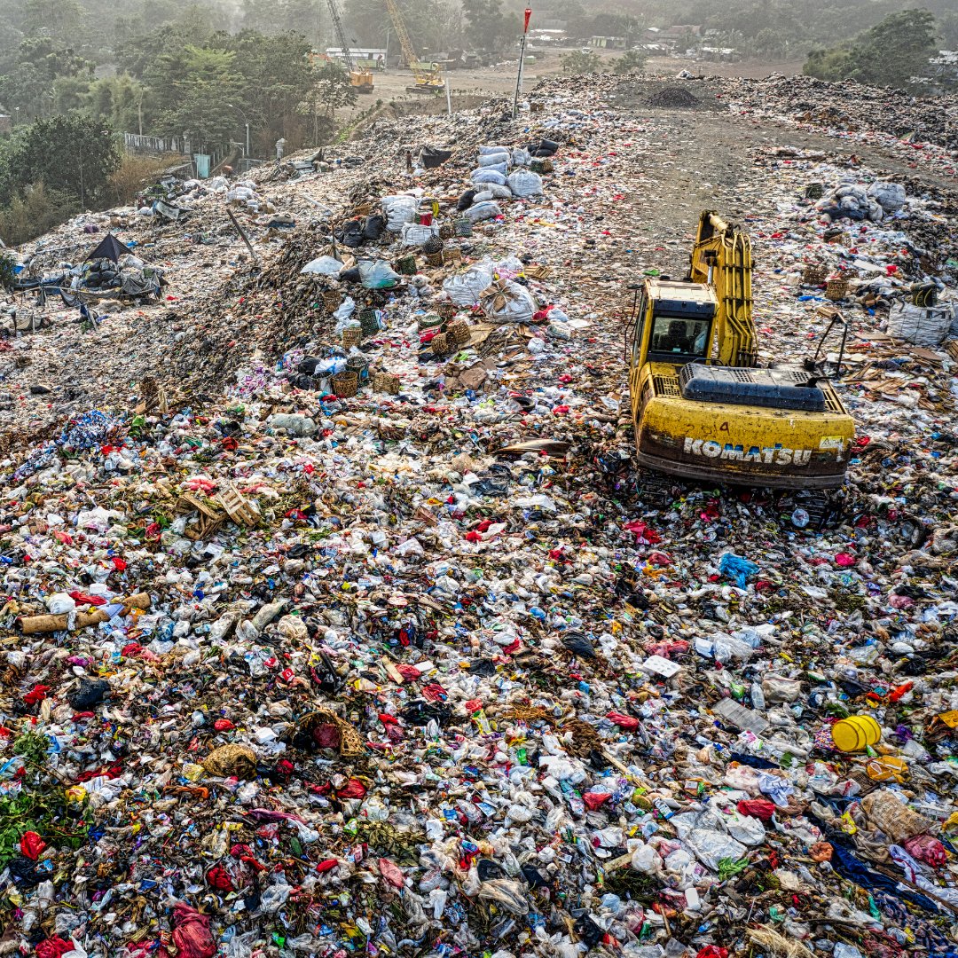 ColoConsumers's tweet image. CO&apos;s new recycling program overlooks crucial issues like funding for ⅓ of paper and packaged goods producers. Exemptions for producers may burden taxed businesses with higher costs. However, the Needs Assessment deems this impact minimal. #RecyclingPrograms