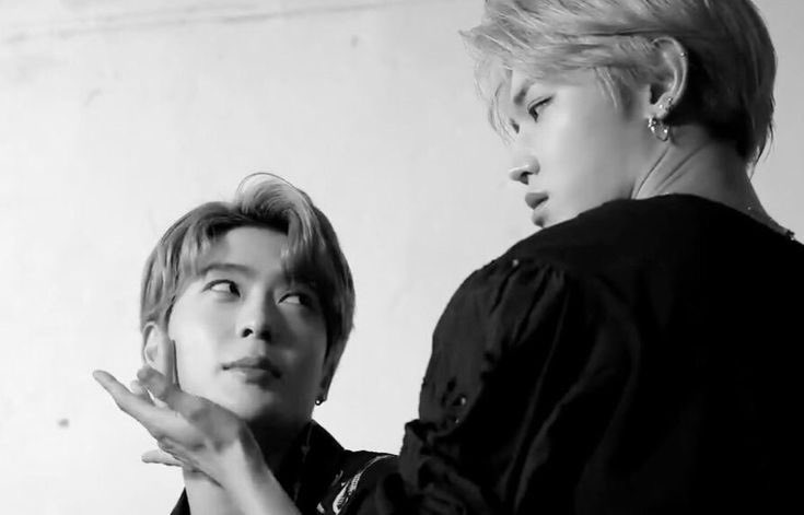 Ds3Tai's tweet image. っ ᪲ˀ  ☆ ͡ ͏Mini Au #Jaeyong﹗! 

𔓕  Donde Jaehyun trabaja apropiándose de lo ajeno y en una de tantas le roba el teléfono a un chico de ojos bonitos al cual le terminaría hablando por twitter. 

O donde Taeyong no cree que el ladrón que le robó tuviera el descaro de hablarle.