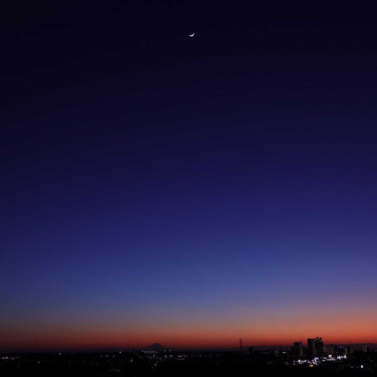 The moon tonight (age 3.4).
Very bad scintillation, but happy to see it from my living room.

#月で暮らす#月を生活圏に