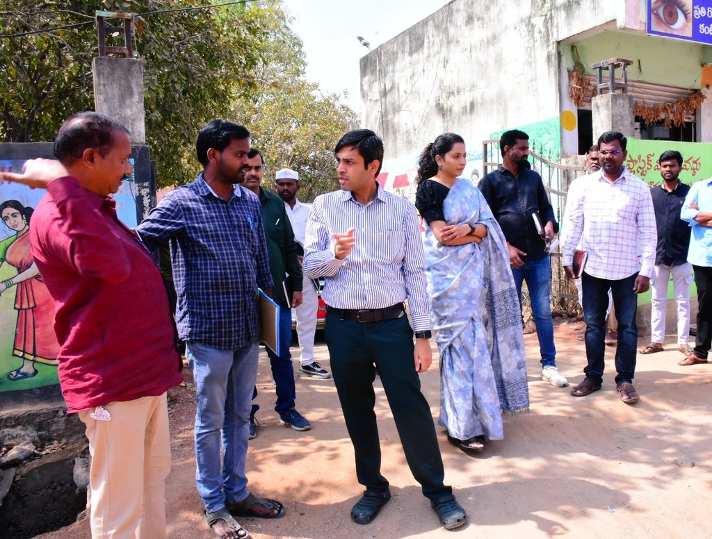 వేములవాడ తహశీల్దార్ కార్యాలయం సమీపంలో నిర్మిస్తున్న గ్రంథాలయం, పట్టణంలో చేపడుతున్న రహదారి విస్తరణ, డ్రైనేజీ నిర్మాణ పనులను సంబంధిత అధికారులతో కలిసి పరిశీలించిన <a href="/Collector_RSL/">CDM_RajannaSircilla</a> శ్రీ అనురాగ్ జయంతి.

<a href="/TelanganaCMO/">Telangana CMO</a> <a href="/IPRTelangana/">IPRDepartment</a>