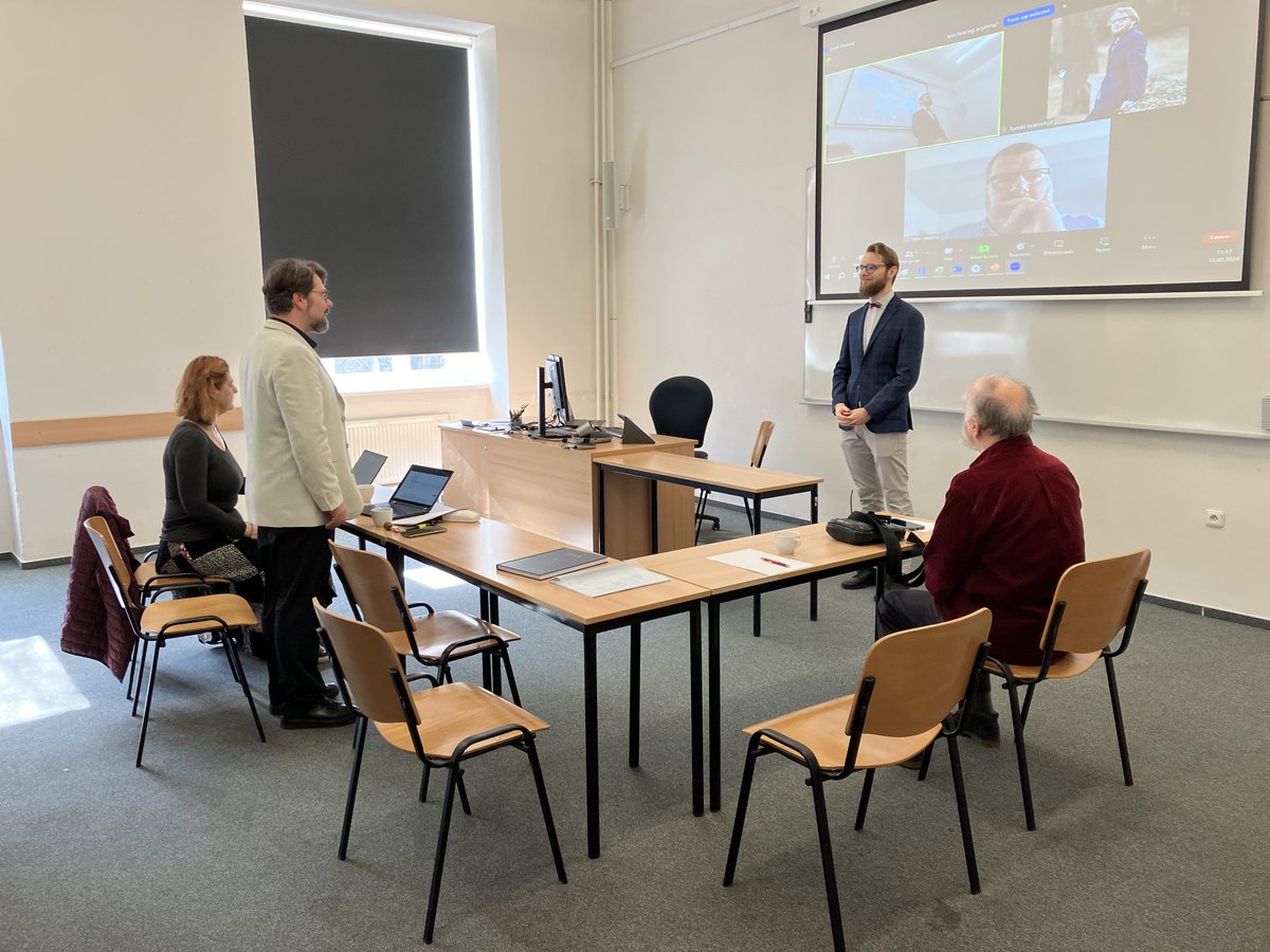 irtis_muni's tweet photo. A s gratulacemi nekončíme! 👏🏻🎉 Dnes úspěšně obhájil titul Ph.D. i Tomáš Kratochvíl, a to se svou disertací na téma "Gamification of performance and the related psychological factors and outcomes." 🎮

💙 Velice gratulujeme a těšíme se na spolupráci s Tomášem v #IRTIS 🫱🏻‍🫲🏼 https://t.co/S09x5q6sCy