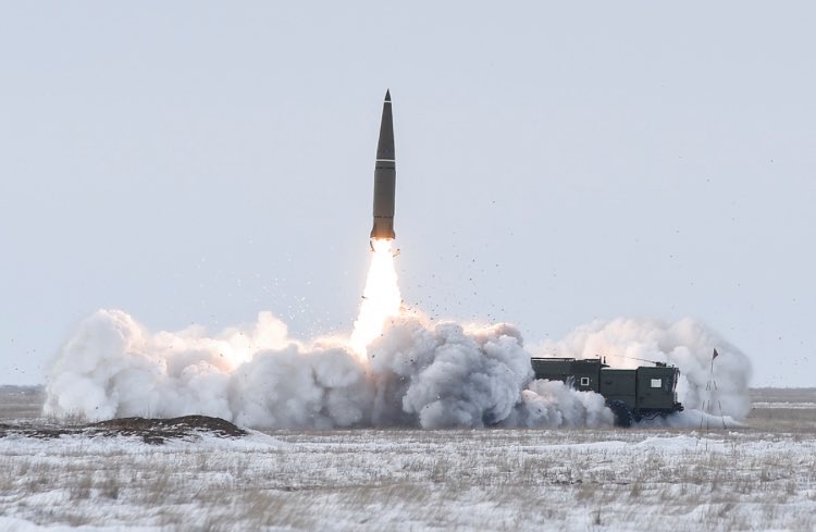 Renardpaty's tweet photo. Des Iskaner détruisent une base militaire ukrainienne aux alentours d’Avdeevka 

Le 13 février au matin, des missiles russes Iskander à sous-munitions ont frappé une base militaire à Selidovo, à 35 km à l’ouest d’Aveevka. Elle abritait jusqu’à 1.500 soldats ukrainiens. 
—> https://t.co/YCj23Py8Wh