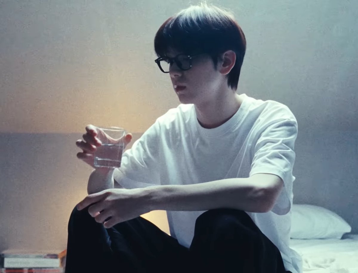 warm tones to cold tones 

#ADateWithSoobin #SOOBIN
<a href="/TXT_members/">TOMORROW X TOGETHER</a> <a href="/TXT_bighit/">TXT OFFICIAL</a>