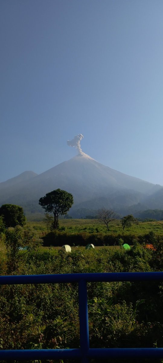 ClaudiaElijas's tweet photo. ¡Estamos en Cities on Volcanoes @COVolcanoes12 en Antigua de Guatemala, con unos anfitriones excepcionales: los volcanes de Agua, Fuego y Acatenango! 
Ayer presenté el trabajo que estoy haciendo en mi PhD sobre la reología de los flujos piroclásticos en @GeosciencesEd 🤗 https://t.co/TsLGhhqeem