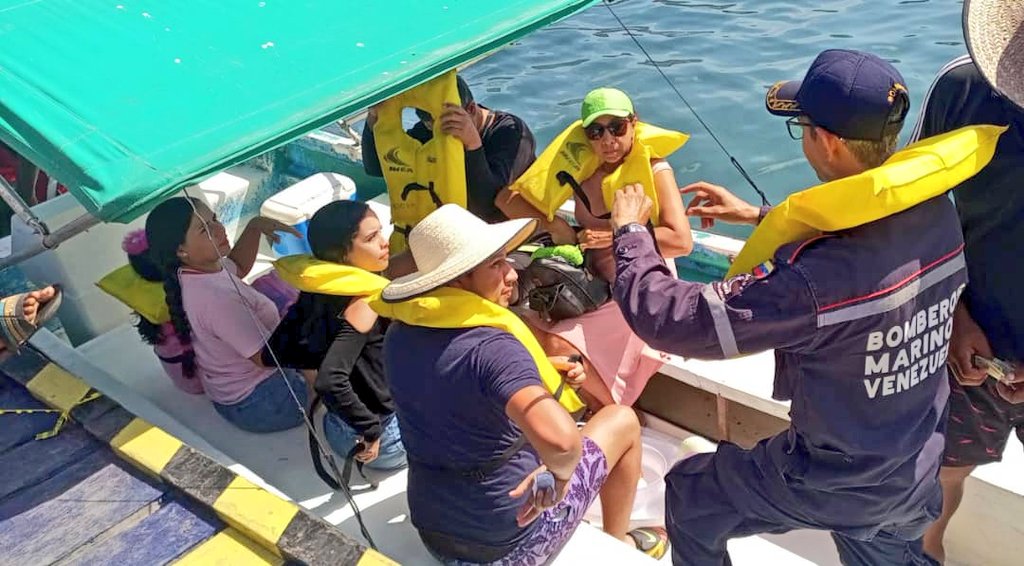 CapiPuertoSucre's tweet photo. #13Feb #CarnavalesSegurosINEA2024

Personal de la @CapiPuertoSucre estan desplegados en el embarcadero de #MOCHINA recordándole a los usuarios la importancia del uso del chaleco salvavidas a los temporadistas en estos #CarnavalesSeguros2024 https://t.co/I6ktxJkmLC
