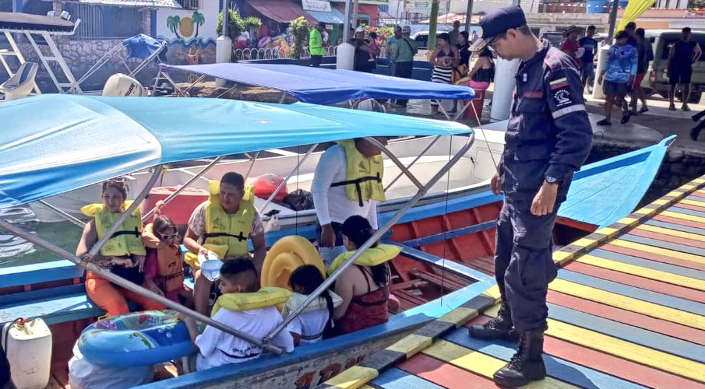 #13Feb #CarnavalesSegurosINEA2024

Personal de la <a href="/CapiPuertoSucre/">Capitanía de Puerto de Puerto Sucre</a> estan desplegados en el embarcadero de #MOCHINA recordándole a los usuarios la importancia del uso del chaleco salvavidas a los temporadistas en estos #CarnavalesSeguros2024