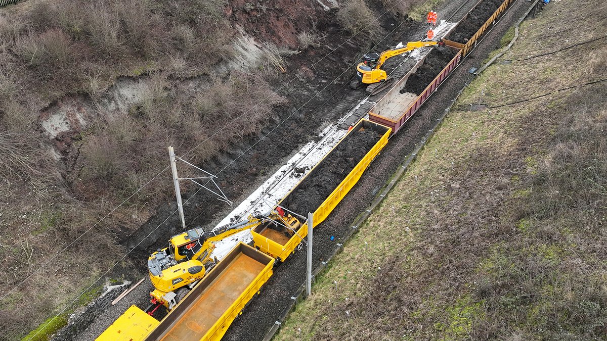 networkrail's tweet photo. We've completed major repairs to an embankment on the West Coast Main Line after storms and heavy rain caused a landslip between Coventry and Rugby.

The line between London Euston and Birmingham reopened this afternoon:

👉 https://t.co/ZvRolSjkIw

#Landslip #WestCoastMainLine https://t.co/K6pnXEACvB