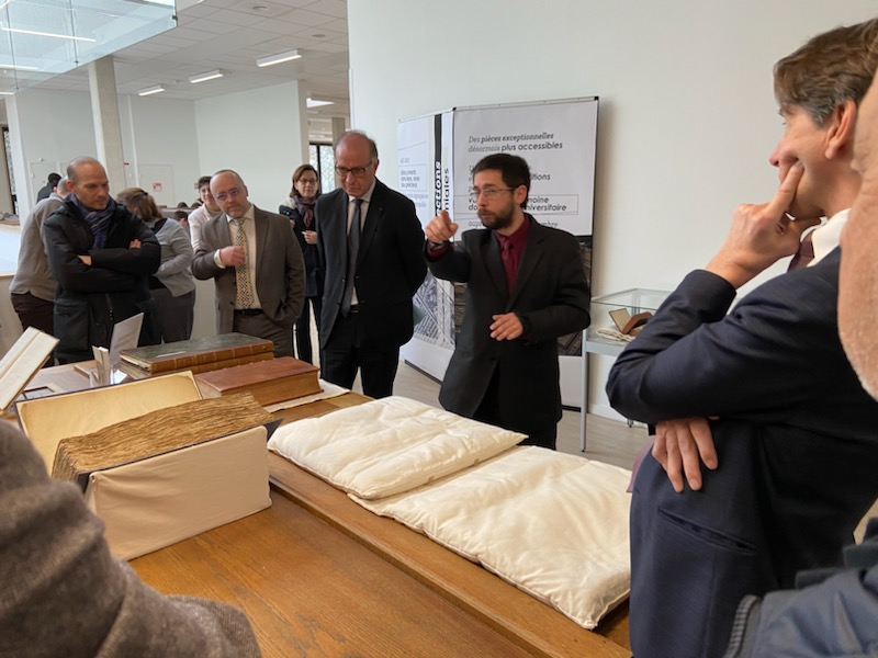 (1/3) 'Fonder des bibliothèques, c'était encore construire des greniers publiques, amasser des réserves contre un hiver de l'esprit', écrit Yourcenar dans les Mémoires d'Adrien. La BU Droit-Lettres inaugurée ce matin est une illustration du lien vital entre le campus et la cité.