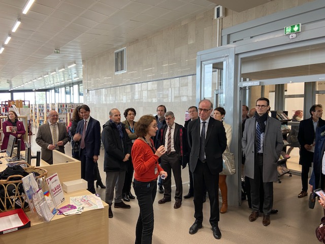 (2/3) Ce magnifique bâtiment qui héberge plus de 450 000 documents et pourra accueillir un million d'étudiants en 2024 a été financé grâce à l'opération Campus Bordeaux, avec le soutien important de la @NvelleAquitaine, de @BxMetro et avec l'appui de la @BanqueDesTerr Aquitaine.