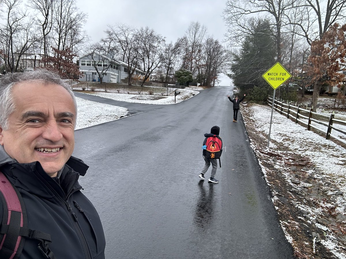 fazli12345's tweet image. Kar yagdi. Okul otobusune yuruyoruz. #snowyday . Walking up to the #SchoolBusStop with #TheLittleOne and #TheLittlerOne