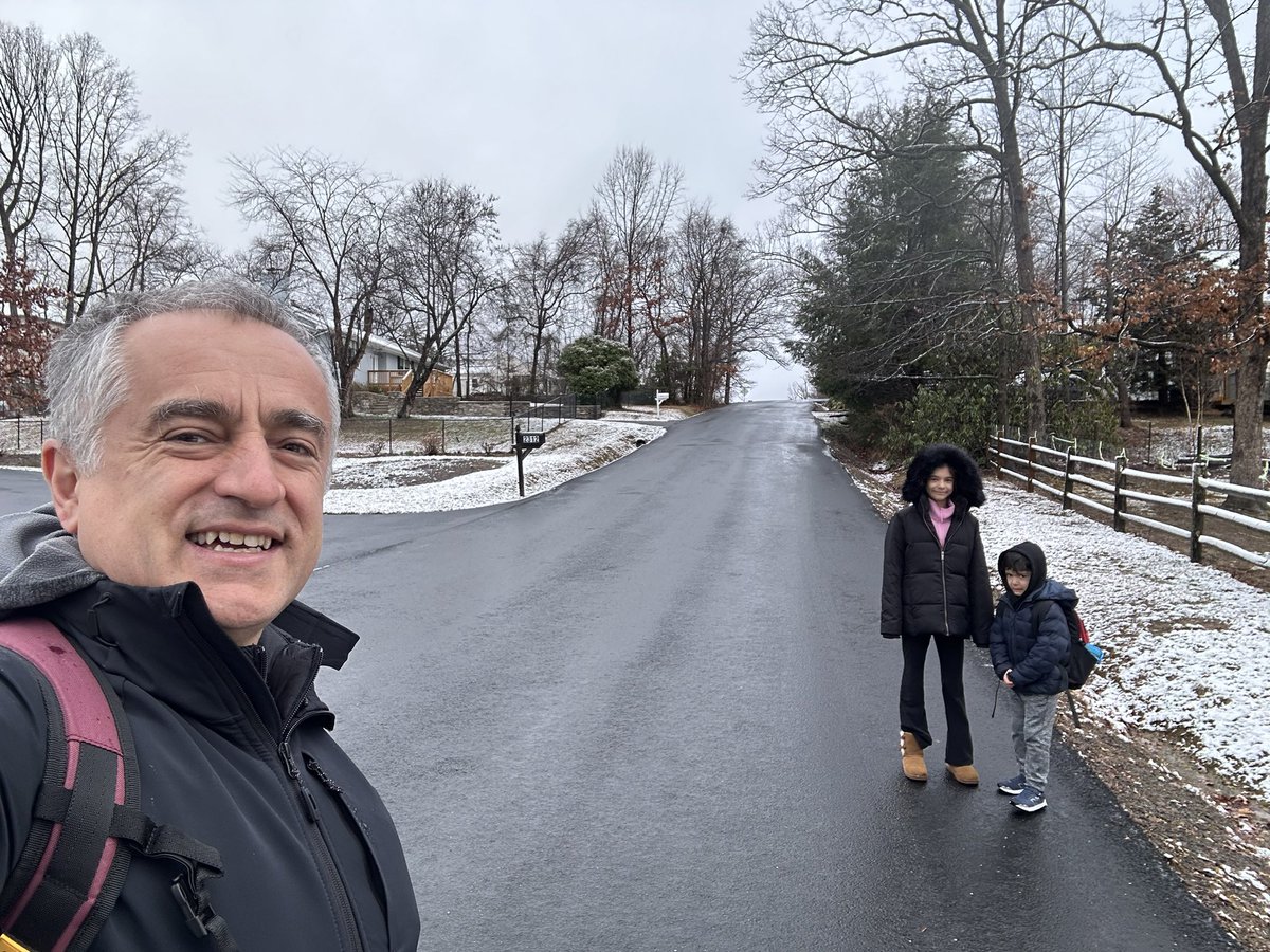 fazli12345's tweet image. Kar yagdi. Okul otobusune yuruyoruz. #snowyday . Walking up to the #SchoolBusStop with #TheLittleOne and #TheLittlerOne