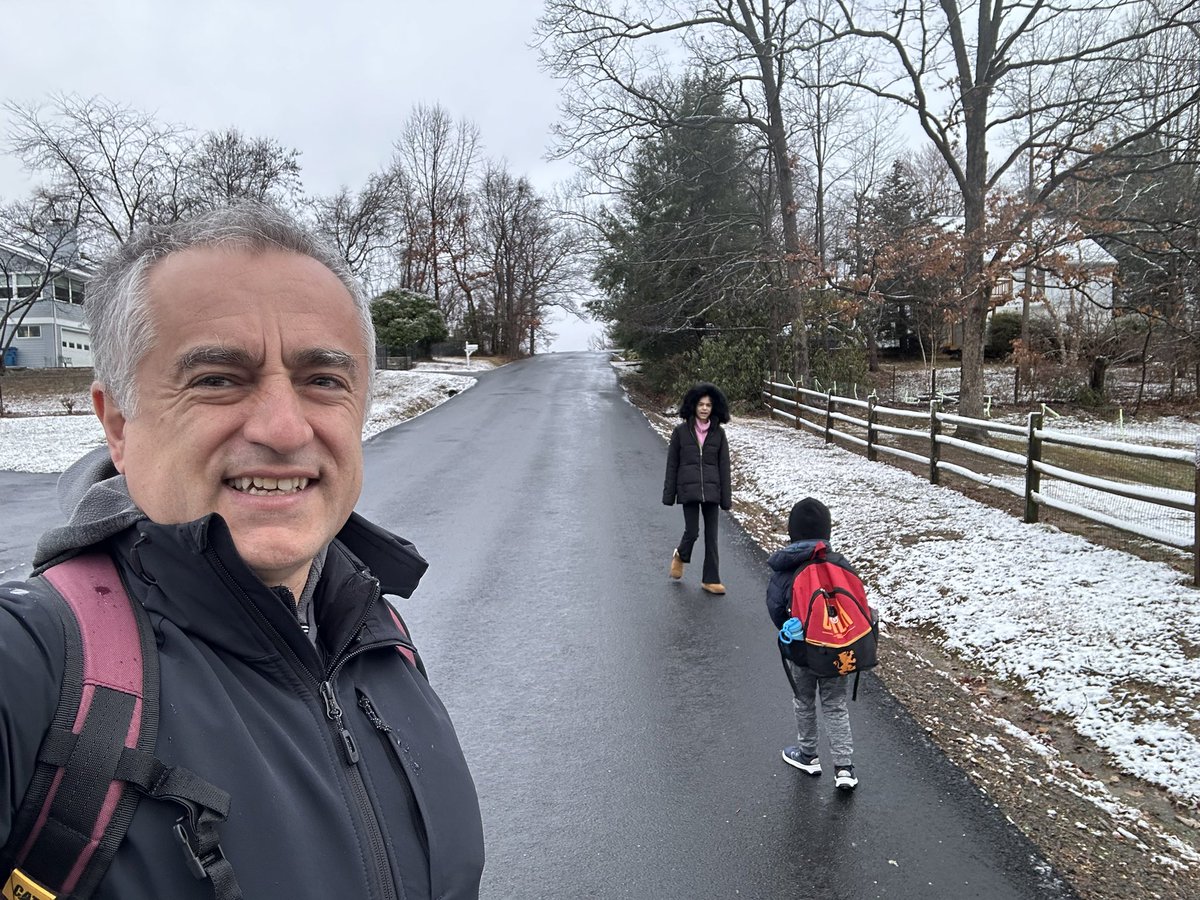 fazli12345's tweet image. Kar yagdi. Okul otobusune yuruyoruz. #snowyday . Walking up to the #SchoolBusStop with #TheLittleOne and #TheLittlerOne