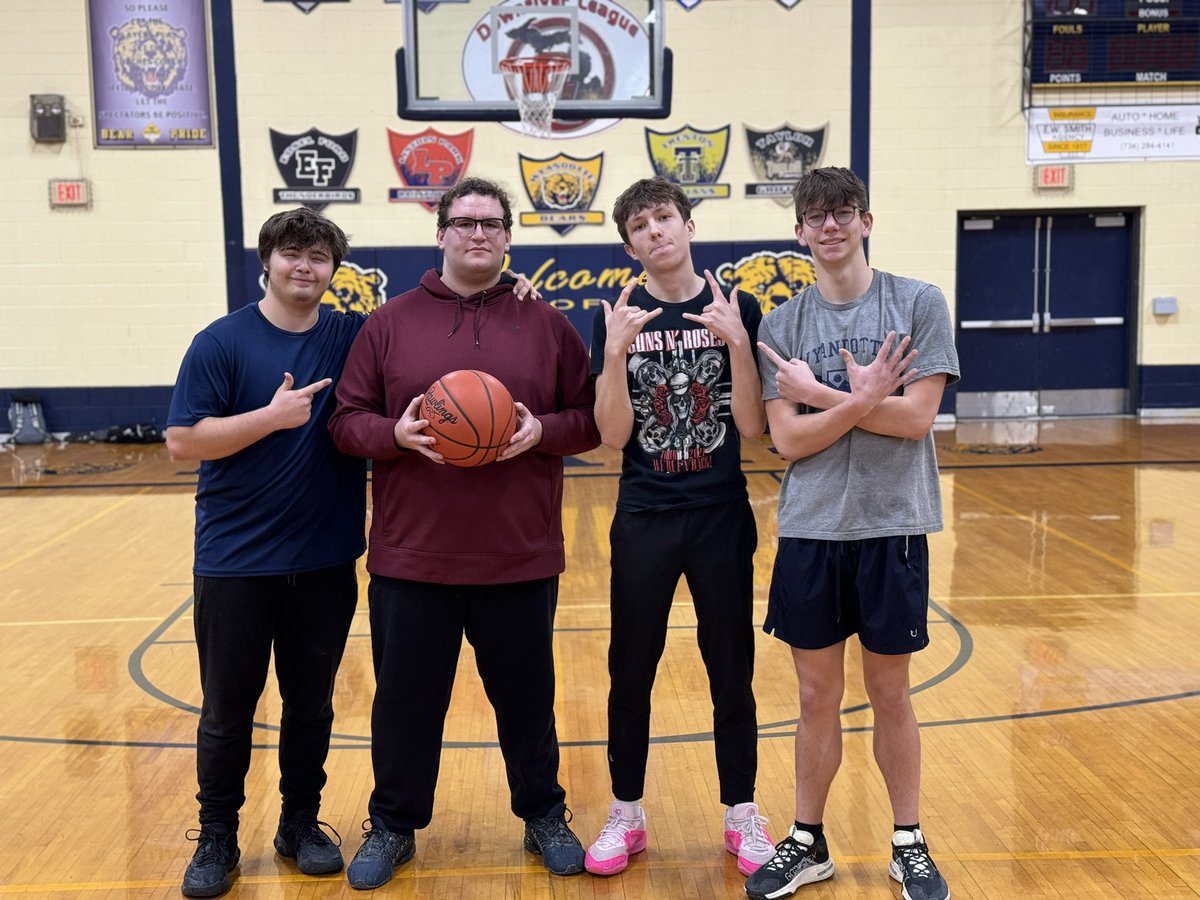 RhsAdv's tweet photo. 3rd Hour: 🏀🏆 https://t.co/30NTw9V88Q