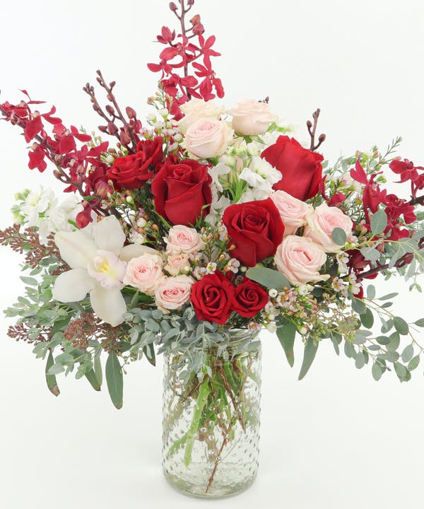 Heart & Soul features red #roses, pink #sprayroses, white #stock, Red Elephant #orchids & loads of textures in a designer spin on the classic Mason Jar. A uniquely beautiful & loving gift for your Valentine!💞🤍

#valentineflowers #romance #caflorist #allensflowers #florist