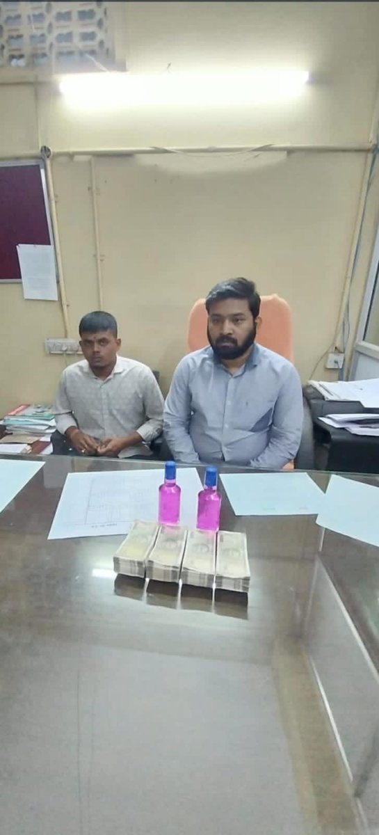 ArbaazTheGreat1's tweet image. Doodh Bowli Sub-Registrar under #ACB NET : Mr.Aamir Faraz,sub-registrar,Dood Bowli caught #RedHanded while demanding &amp;amp; accepting a #bribe of two lakhs rupees,More details awaited. #Hyderabad