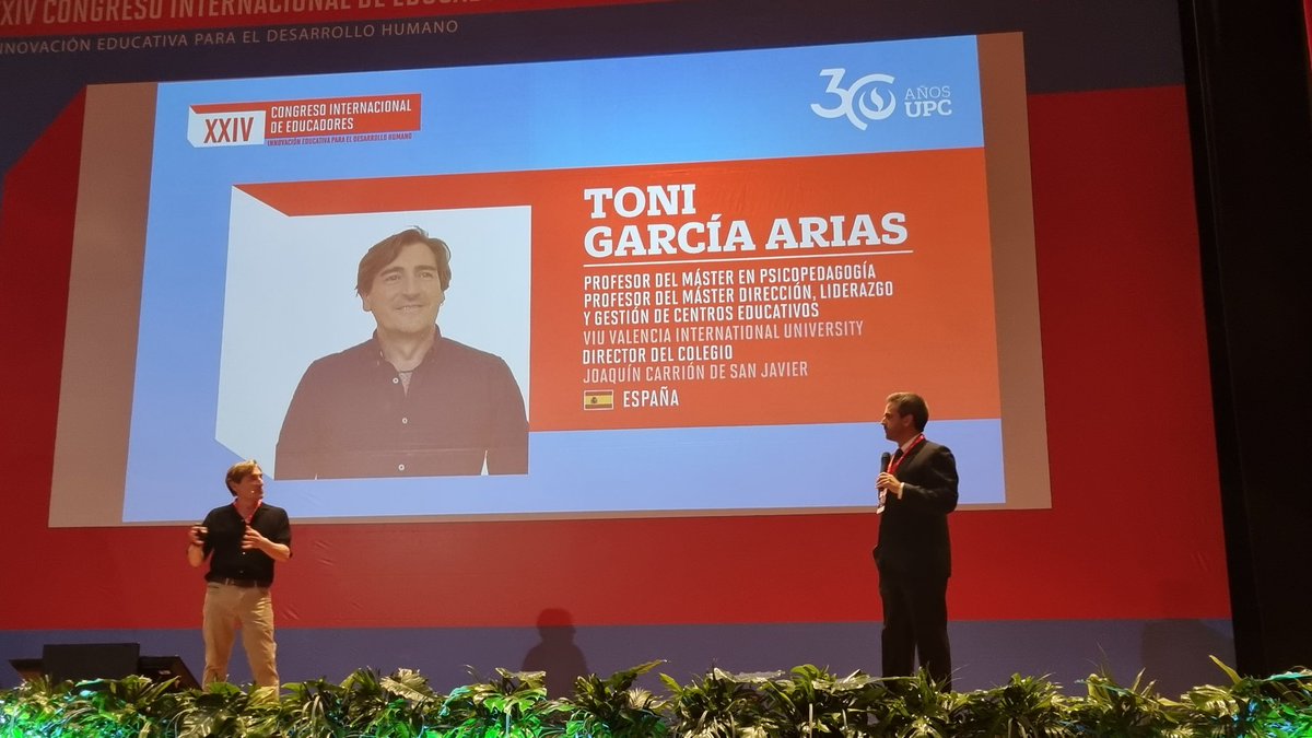 "Whatsappitis" o "selfifobia" nos invita a reflexionar <a href="/tonigarias/">Toni García Arias</a> en su charla "Formando ciudadanos con valores en la era digital" en el #CIE2024 <a href="/InnovaEducape/">Innovación Educativa UPC</a>