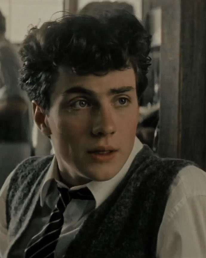 ofloyalies's tweet image. — 𝐓𝐇𝐄 𝐒𝐓𝐀𝐆. 

       an independent portrayal
       of james potter for the
       harry potter verse. jock. 
       chaser. captain. head boy. 
       fierce friend. he/him. 

a deity of #𝐡𝐲𝐥𝐢𝐚.