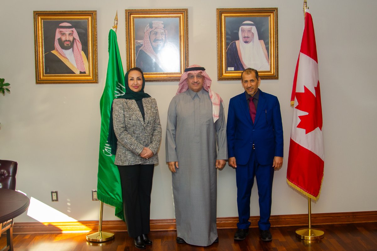 SaudiBureau's tweet photo. وزير التعليم يلتقي الطلبة المبتعثين في كندا

التقى معالي وزير التعليم الأستاذ يوسف بن عبد الله البنيان والوفد المرافق له، الطلبة السعوديين المبتعثين لدولة كندا؛ بحضور سعادة سفيرة خادم الحرمين الشريفين لدى كندا د.آمال بنت يحيى المعلمي، وسعادة القائم بأعمال الملحقية بكندا د.سعيد بن كريدي السبيعي وعدد من منسوبي الملحقية، وذلك ضمن برنامج زيارة معاليه لدولة كندا.

واطلع معاليه خلال اللقاء على أوضاع المبتعثين، واستمع لاستفساراتهم في حوار مفتوح حول أبرز التحديات والصعوبات التي تواجههم خلال مرحلة الابتعاث.
