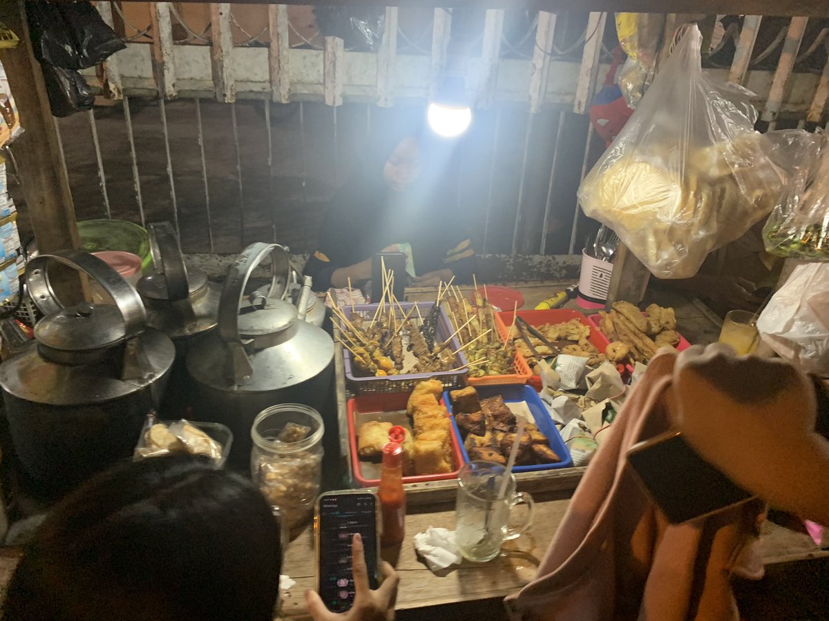 今日の晩ご飯🍽️

今日はジョグジャカルタの名物
Ankringan(アンクリンガン)

アンクリンガンは、移動式屋台で、たくさんの串焼きが並べられていて、安くて美味しい、ジョグジャカルタの観光名物です。