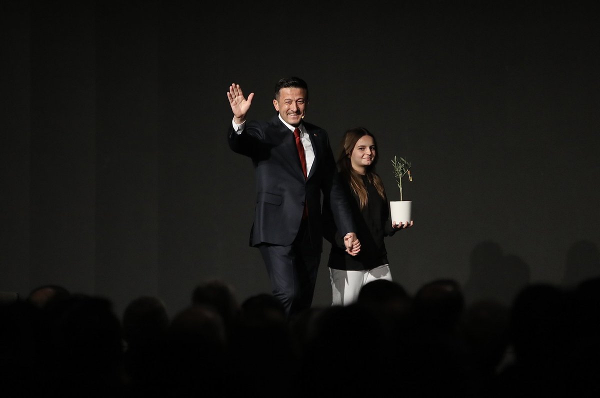 MAtillaKaya's tweet photo. İzmir Büyükşehir Belediye Başkan Adayımız Sayın Hamza Dağ, İzmir'imiz için hayata geçireceği hepsi birbirinden değerli projeleri hemşehrilerimizin beğenisine sundu. 

Ulaşımdan altyapıya, eğitimden kültür ve sanata, spordan çevreye, yaşanılabilir bir İzmir için aşkla, gayretle, inançla çalışacağız. 

İzmir'imize hayırlı ve uğurlu olsun.